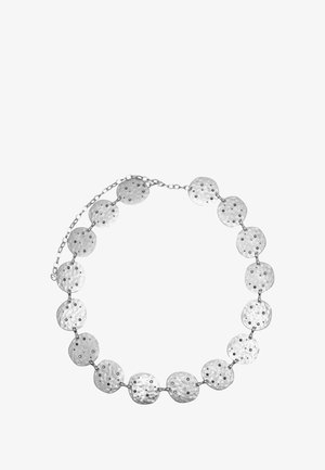 Hopeinen kaulakoru, jossa on pyöreitä, vasaroituja metallilevyjä, joissa on pistekuvioita. Ketjuliitin lisää joustavuutta ja varman kiinnityksen.