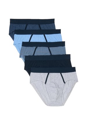 Cinq slips pour hommes en bleu foncé, bleu clair, rayures bleues et blanches, noir uni et gris clair avec petits points, empilés en se chevauchant.