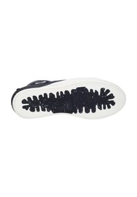 Czarna podeszwa sportowych sneakersów z białymi gumowymi krawędziami. Rowkowana czarna guma na podeszwie ma różne kształty, zapewniające przyczepność i trwałość.