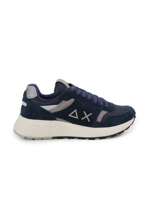Baskets en suède et maille bleu marine avec une accentuation gris clair, semelle texturée, logo en relief et lacets plats. Vue de côté.