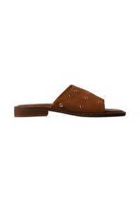 Sandale slide en cuir marron avec talon plat en bois et œillets métalliques sur une large bride supérieure.