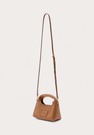 Τσάντα χειρός από ταμπά δέρμα με δομημένο σχήμα, κοντή λαβή και ρυθμιζόμενο λουράκι. Διαθέτει υφή και κέντημα με το λογότυπο.