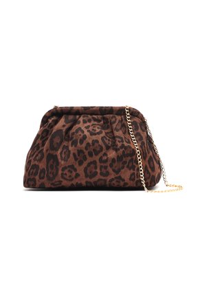 Braune Clutch-Tasche mit Leopardenmuster, einer gerafften Gestaltung, goldener Kettenriemen und weichem Wildleder-ähnlichem Material. Verfügt über einen Reißverschluss.