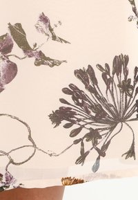 Květinová tkanina v jemné růžové barvě, s tmavě zelenými a fialovými botanickými vzory. Lehký, splývavý materiál s obšitým okrajem.