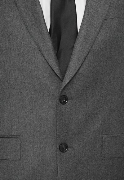 Chaqueta de traje de lana gris con una textura suave, dos botones negros y solapas de muesca. Incluye un bolsillo en el lado izquierdo. Corbata de seda negra visible.