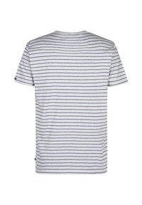 Šedé a bílé pruhované tričko s krátkým rukávem a kulatým výstřihem, vyrobené z měkké látky, s vodorovnými pruhy a malou nášivkou s logem na boku.