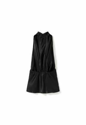 Fekete ujjatlan ruha sima, könnyű anyagból. Magas nyakú és redőzött derékkal rendelkezik, amely áramló sziluettet formál.