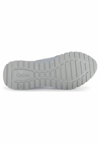 Sole boty ve světle šedé gumě s hlubokými drážkami pro trakci, s texturovaným povrchem a s vyraženým názvem značky "Gabor".