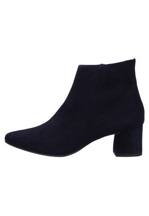 Botte de cheville en daim bleu marine avec un bout pointu et un talon bloc. La texture lisse et le design minimaliste augmentent la polyvalence. Fermeture éclair sur le côté.