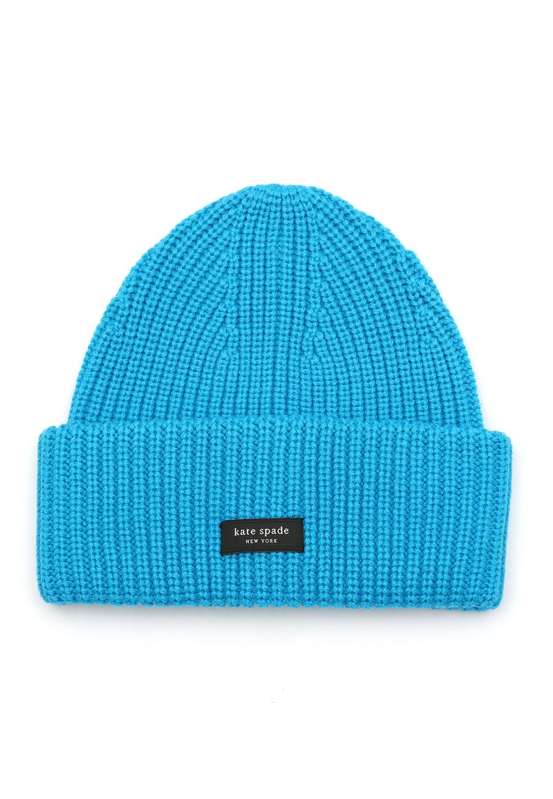Niebieska, prążkowana czapka beanie z zagiętym mankietem, z czarną metką z białym napisem "kate spade". Miękka tekstura, dobrze dopasowana.