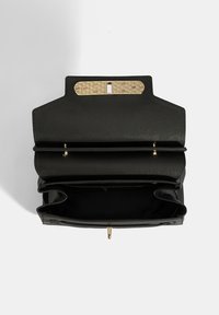 Zwarte leren handtas met een gestructureerd ontwerp, voorzien van een textuurafwerking, gouden hardware sluiting en meerdere interieurcompartimenten.