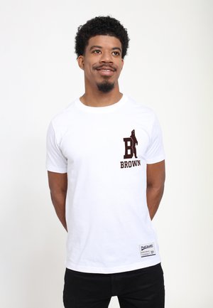 Hvid bomulds t-shirt med korte ærmer, der har et brunt grafik af en bjørn og ordet "BROWN" på venstre brystområde.