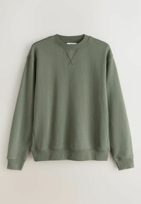 Sweat-shirt vert olive à col rond, manches longues avec poignets et ourlet côtelés, orné d'un détail surpiqué sous le col.