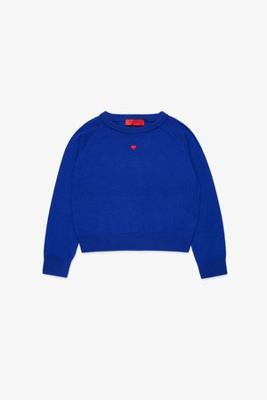 Blå strikket sweater med rund halsudskæring og raglanærmer, prydet med et lille rødt hjerte broderet på brystet. Mærket er rødt.