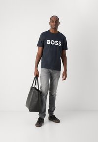 BOSS TEE - Apdrukāts T-krekls - dark blue