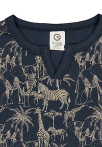 T-shirt in tessuto navy con stampa animale beige chiaro, che presenta elefanti, zebre e giraffe tra palme. Design a V.