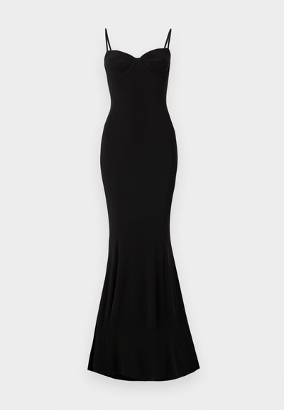 Svart, tettsittende kjole med spaghetti-stropper og hjerteformet utringning; glatt tekstur, utsvingt kant, og ingen synlige mønstre eller dekorasjoner.