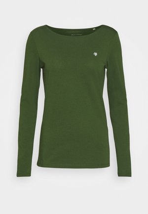 Ciemnozielona obcisła koszula z długim rękawem, okrągłym dekoltem i małym białym logo na górnej lewej piersi.