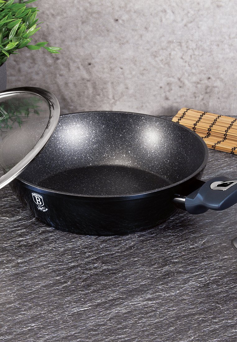 Schwarze, antihaftbeschichtete Bratpfanne mit glattem Innenraum und Glasdeckel. Ausgestattet mit einem stabilen Griff und einer dezenten, strukturierten Oberfläche.