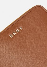 DKNY BRYANT ZIP AROUND - Portefeuille - caramel