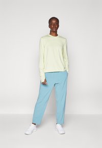 Nike Performance SWIFT TOP - Camiseta de manga larga - life lime/white/heather/silver