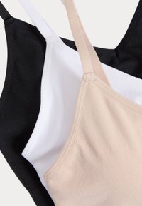 Tres camisetas sin mangas en negro, blanco y beige; material de algodón; tirantes ajustables; textura suave; diseño simple y clásico.