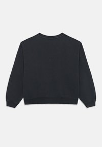 Svart sweatshirt med rund halsringning, långa ärmar och ribbade muddarna. Slät textur och avslappnad passform, utan synliga logotyper eller dekorationer.