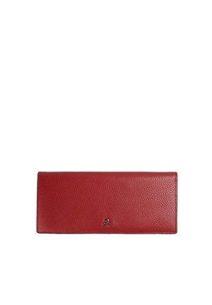 Cartera de cuero texturizado roja con pequeño emblema plateado de calavera y tibias cruzadas centrado en la solapa frontal.