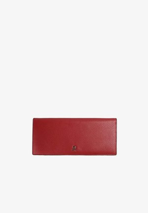 Cartera de cuero texturizado roja con pequeño emblema plateado de calavera y tibias cruzadas centrado en la solapa frontal.