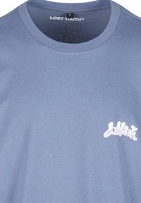 Gaiši zila kokvilnas T-kreklā ar apaļu kakla izgriezumu, kas priekšpusē kreisajā krūtī ir rotāta ar baltu "Lost Youth" logo stilizētā fontā.
