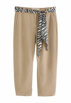 Beige cropped broek met zijzakken en een zwart-witte zebraprint stoffen riem gestrikt in de taille.
