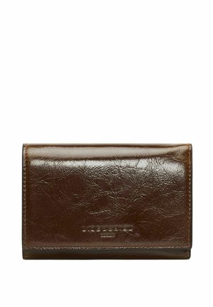 Portefeuille en cuir brun brillant avec plis et coutures visibles, fermé et de forme rectangulaire sur fond blanc.