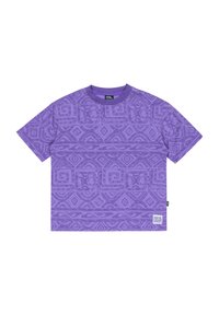 Fialové tričko s krátkým rukávem a texturovanými geometrickými vzory. Má kulatý výstřih a malou nášivku loga na dolní pravé straně.