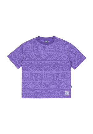 Lila kortärmad t-shirt med texturerade geometriska mönster. Har en rund halsringning och en liten logotyp på nedre högra sidan.
