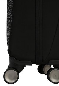 Valigia nera con un esterno in tessuto testurizzato, cerniere lisce e quattro ruote girevoli con accenti argentati per una maggiore mobilità.