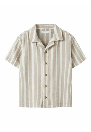 Béžová a biela vertikálne pruhovaná košeľa s krátkym rukávom a golierom s piatimi hnedými gombíkmi vpredu.