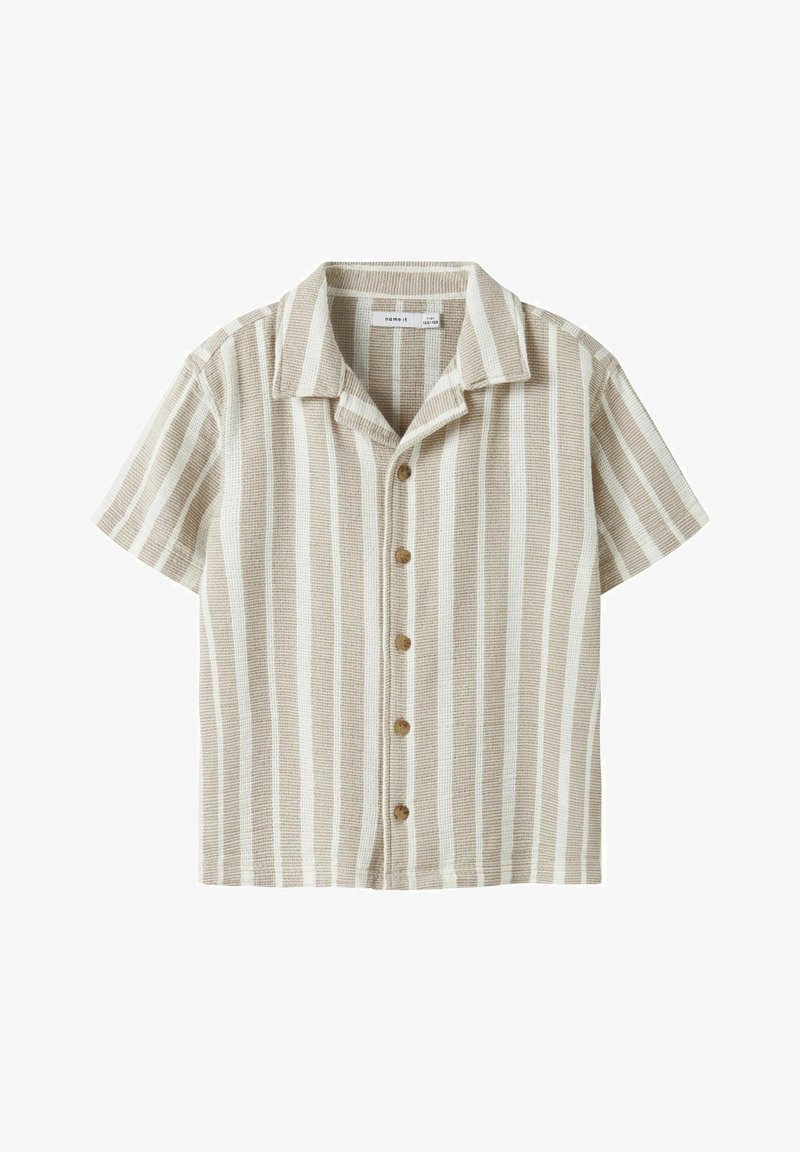 Béžová a bílá vertikálně pruhovaná košile s krátkým rukávem, límcem a pěti hnědými knoflíky vpředu.