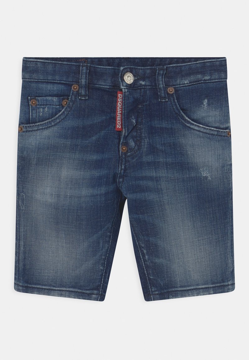 Shorts en denim de couleur bleu foncé avec un lavage délavé. Comprend cinq poches, une fermeture à bouton en métal, et une étiquette de marque rouge sur la taille.