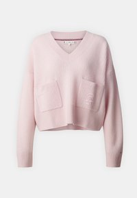 Rosa gerippter Pullover mit V-Ausschnitt, cropped Design, zwei großen Fronttaschen und einem aufgestickten Logodetail auf der linken Tasche.