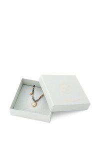 Goldherz-Anhänger-Halskette mit mehrfarbigen Perlenakzenten, präsentiert in einer strukturierten hellgrauen Box mit einem goldenen Logo auf dem Deckel.