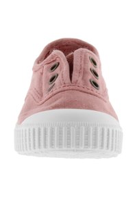 Sneaker slip-on in tela rosa con suola in gomma bianca e occhielli in metallo, vista frontale che mostra l'area della punta e della linguetta.