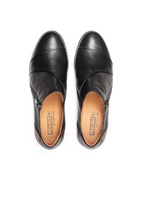 Chaussures noires en cuir à enfiler avec des coutures croisées, bout rond et zip latéral. Semelle intérieure en cuir et accents texturés sur le talon.