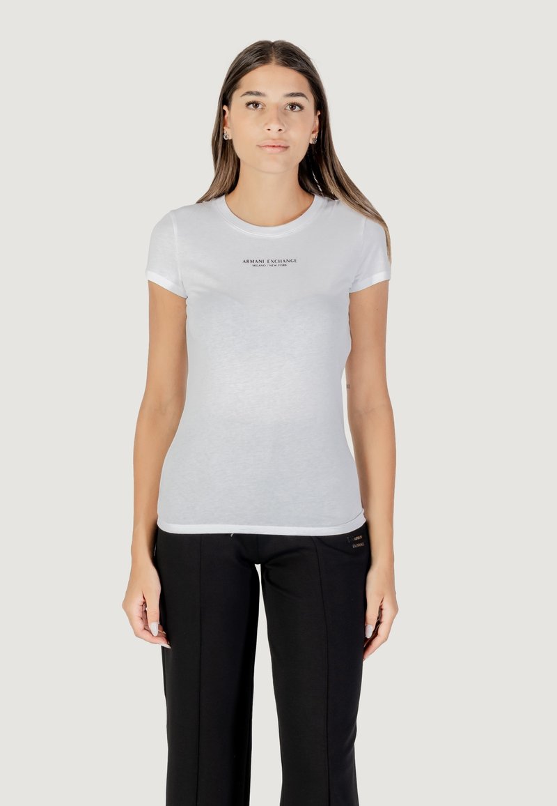 T-shirt bianco a maniche corte con un design aderente, caratterizzato da un piccolo logo nero "Armani Exchange" stampato sul petto.