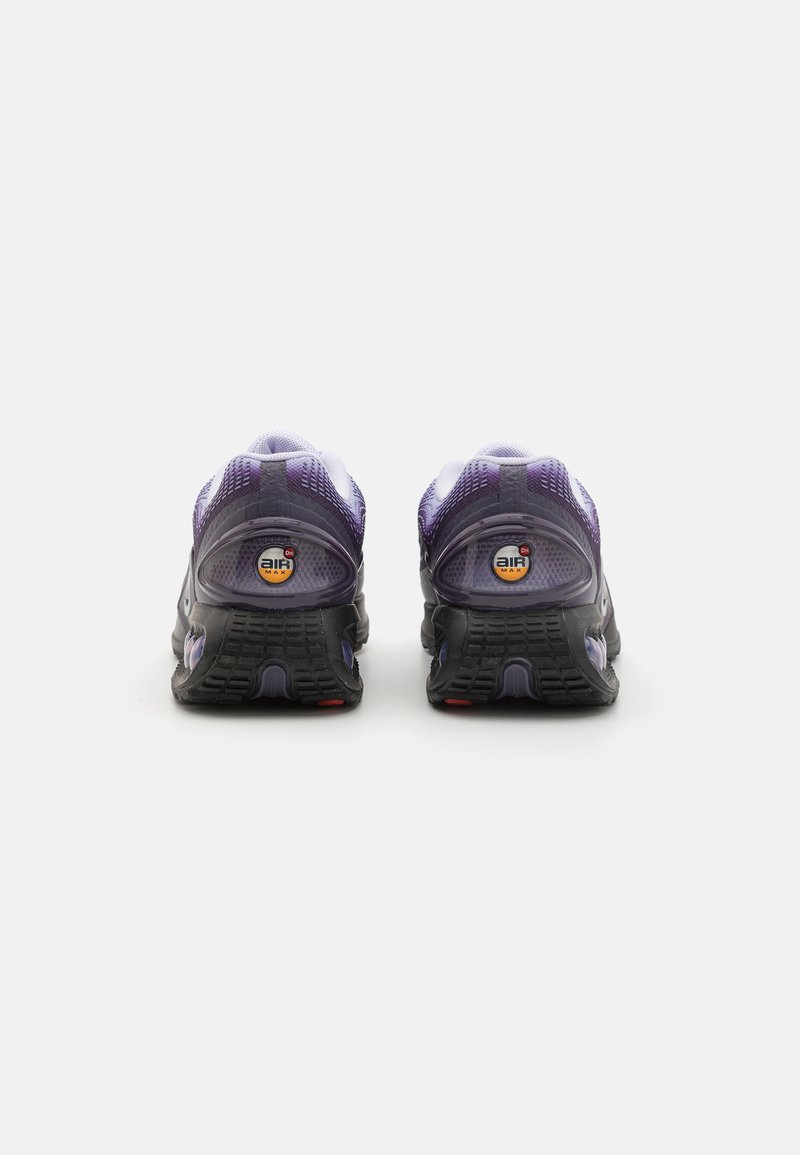 Fioletowe buty sportowe z siateczkową cholewką, czarną gumową podeszwą, widoczną amortyzacją oraz akcentami logo z tyłu i po bokach.