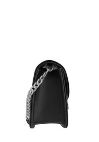 Czarna skórzana torebka o eleganckim, uporządkowanym designie. Posiada srebrny łańcuszek i błyszczącą fakturę. Brak widocznych wzorów lub akcentów.