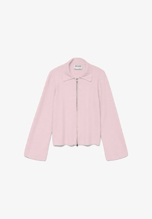 Giacca rosa chiaro con collo a risvolto, maniche lunghe e cerniera frontale. Tessuto liscio e design leggermente corto per un look moderno.