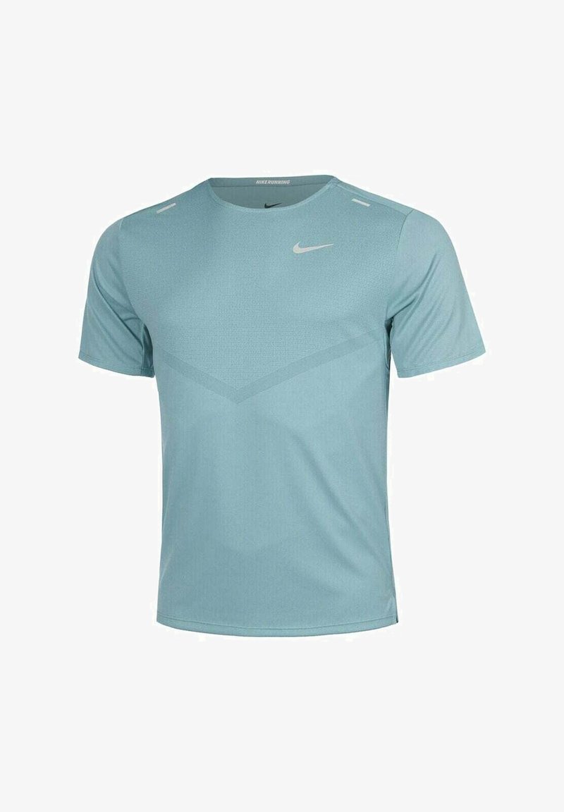 Camiseta atlética de manga corta en azul claro, hecha de tejido texturizado. Cuenta con un cuello redondo y un sutil patrón en forma de chevrón con acentos reflectantes.