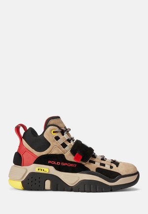 Hoch geschnittene Sneaker aus beigem Wildleder und schwarzem Textilobermaterial, mit roten und gelben Akzenten sowie einer robusten schwarzen Sohle. Verfügt über einen verstellbaren Riemen und Schnürsenkel.