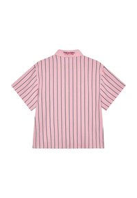 Kortermet rosa polo med marineblå vertikale striper. Har krage og teksten "Trett, men fortsatt i brann" brodert på baksiden.