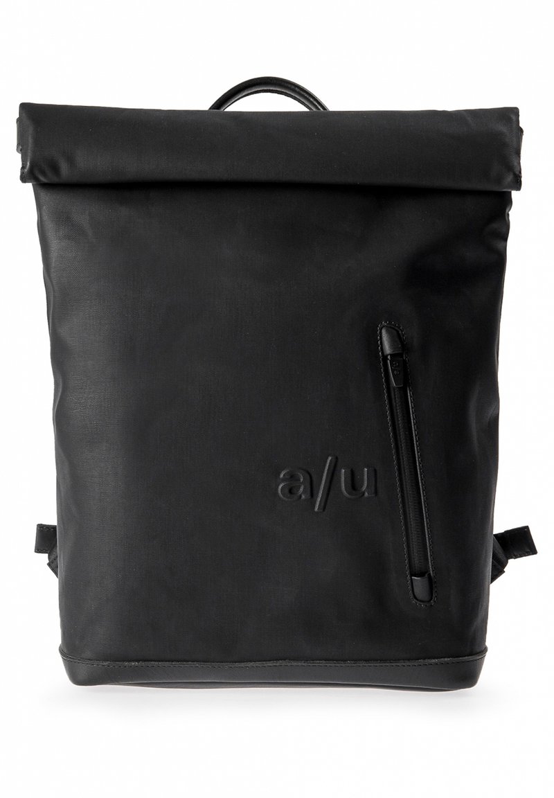 Zaino roll-top nero realizzato in materiale resistente. Caratterizzato da una tasca laterale con zip, logo del marchio in rilievo e spallacci regolabili. Design semplice.